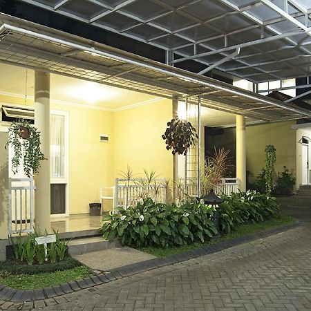 Riverstone Hotel & Cottage Бату Экстерьер фото