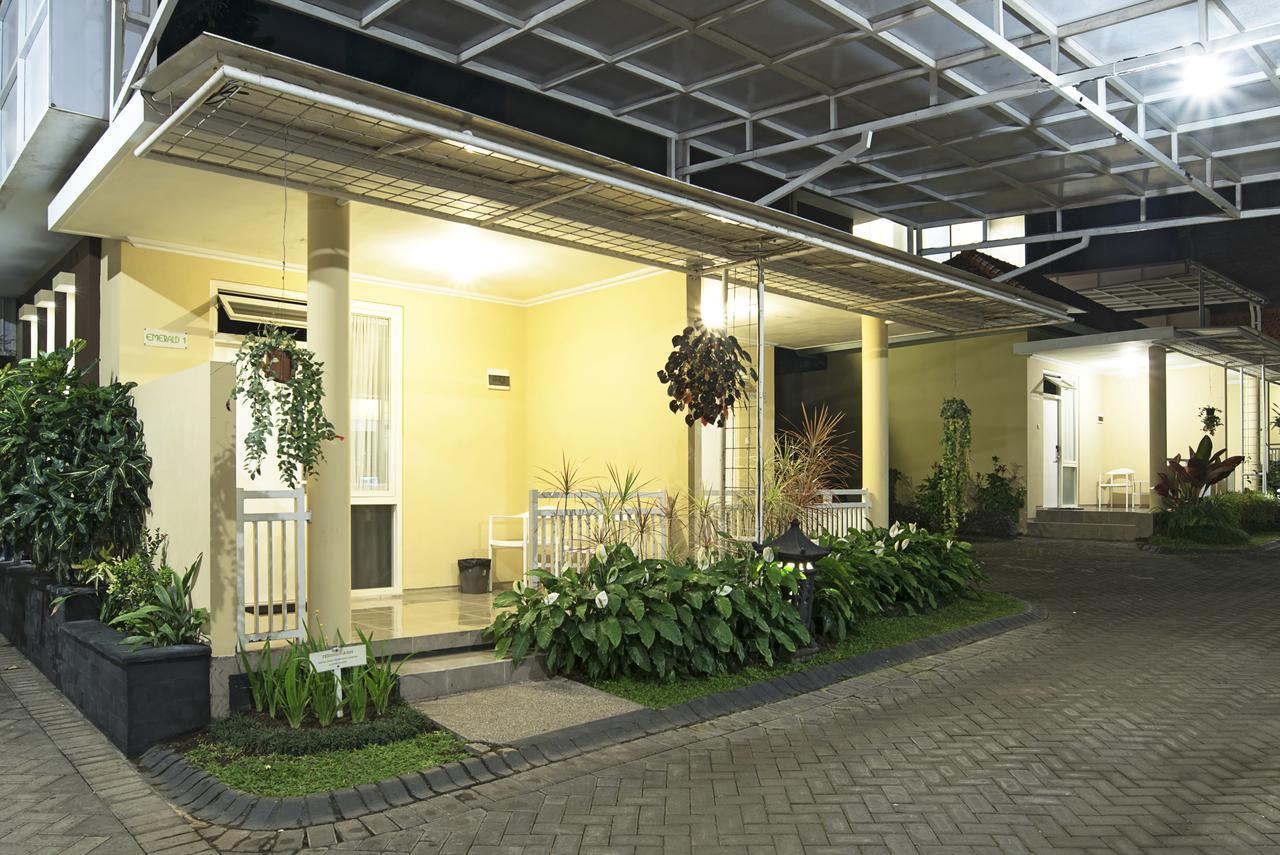 Riverstone Hotel & Cottage Бату Экстерьер фото